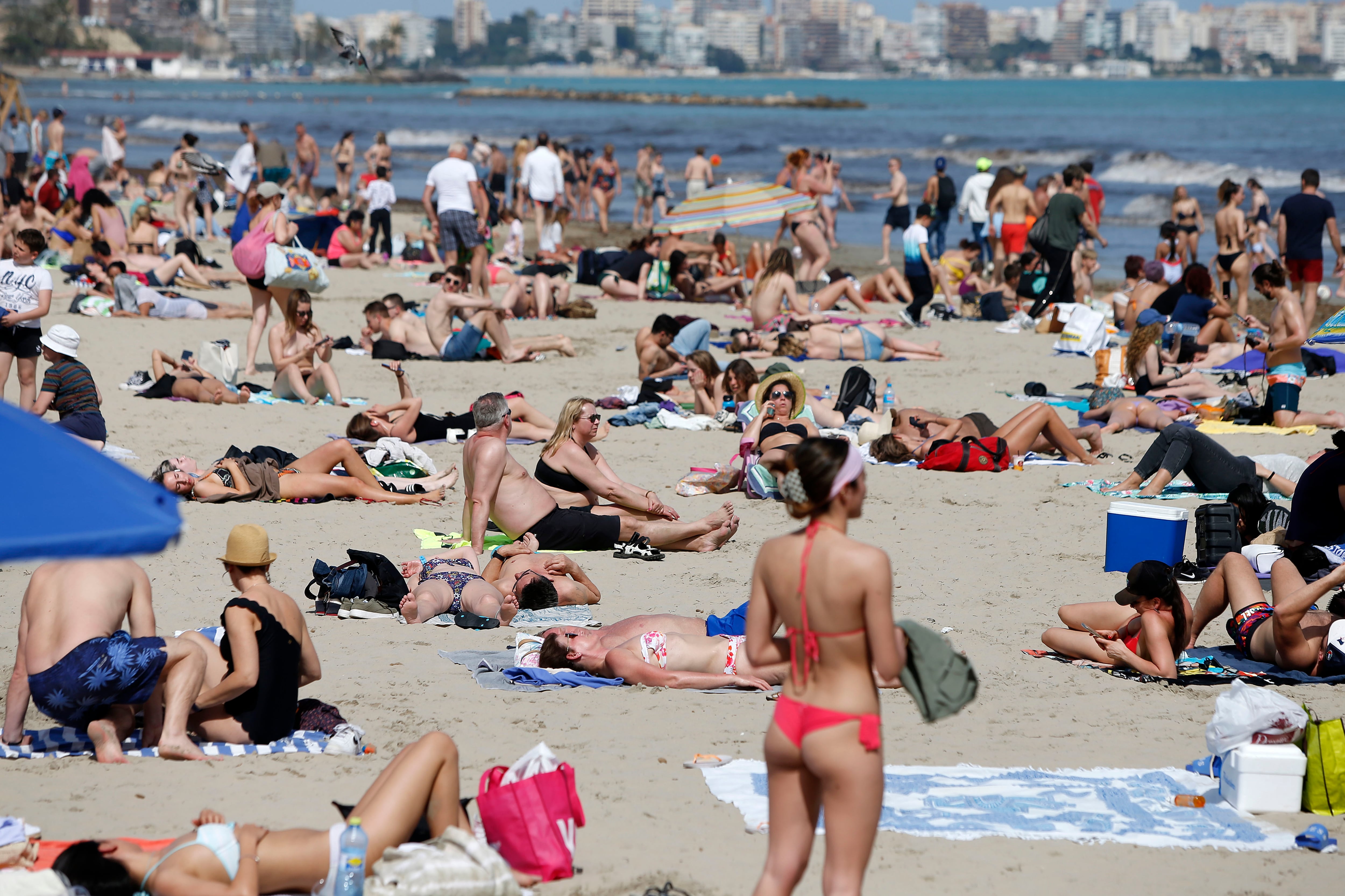 Miles de turistas disfrutan del sol y las altas temperaturas en las playas de la Comunitat valenciana, como la del Postiguet de Alicante, esta Semana Santa.