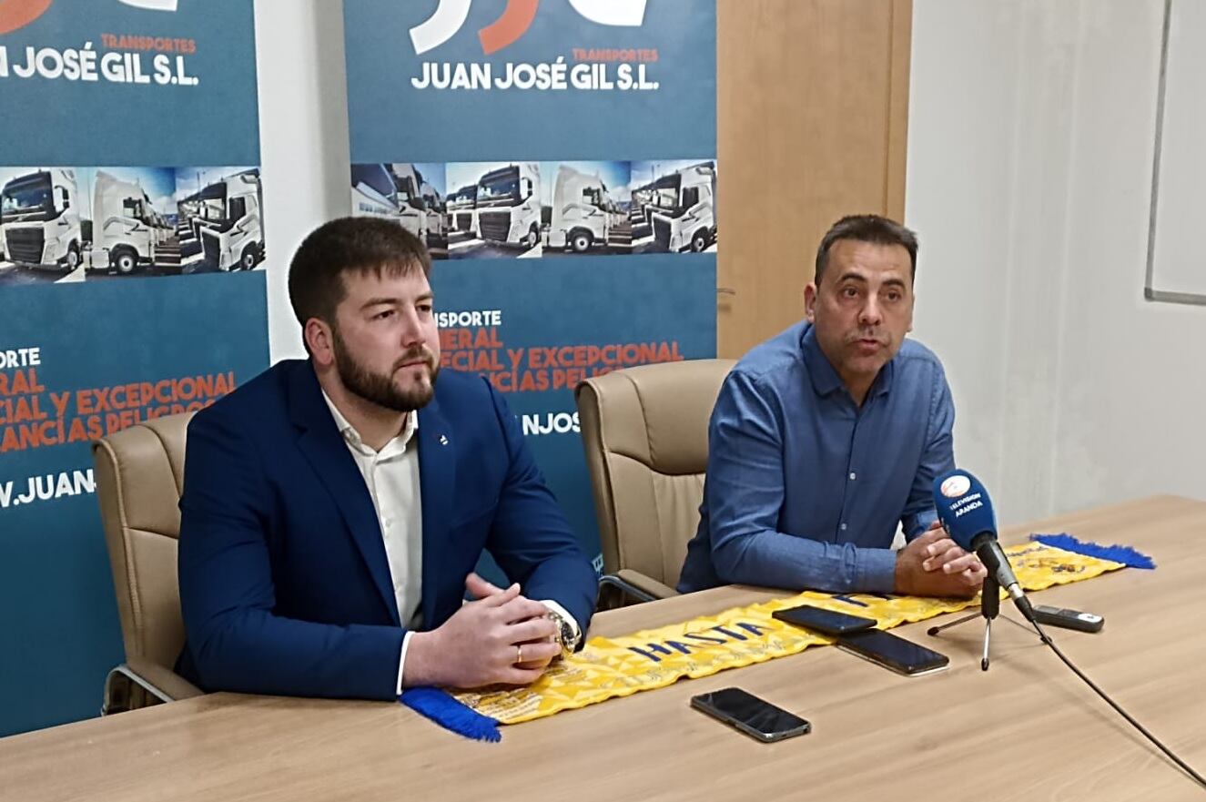 El nuevo mánager general del Villa de Aranda, Nemanja Bojicic (i), junto al directivo, José Eugenio Herrero durante la presentación