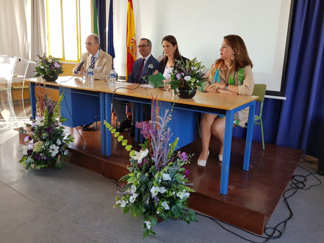 La delegada de Educación de la Junta, Mercedes García, ha inaugurado el curso en el instituto Mediterráneo