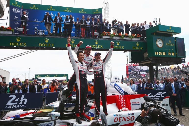 Nakajima, Alonso y Buemi celebran su victoria en Las 24 Horas de Le Mans