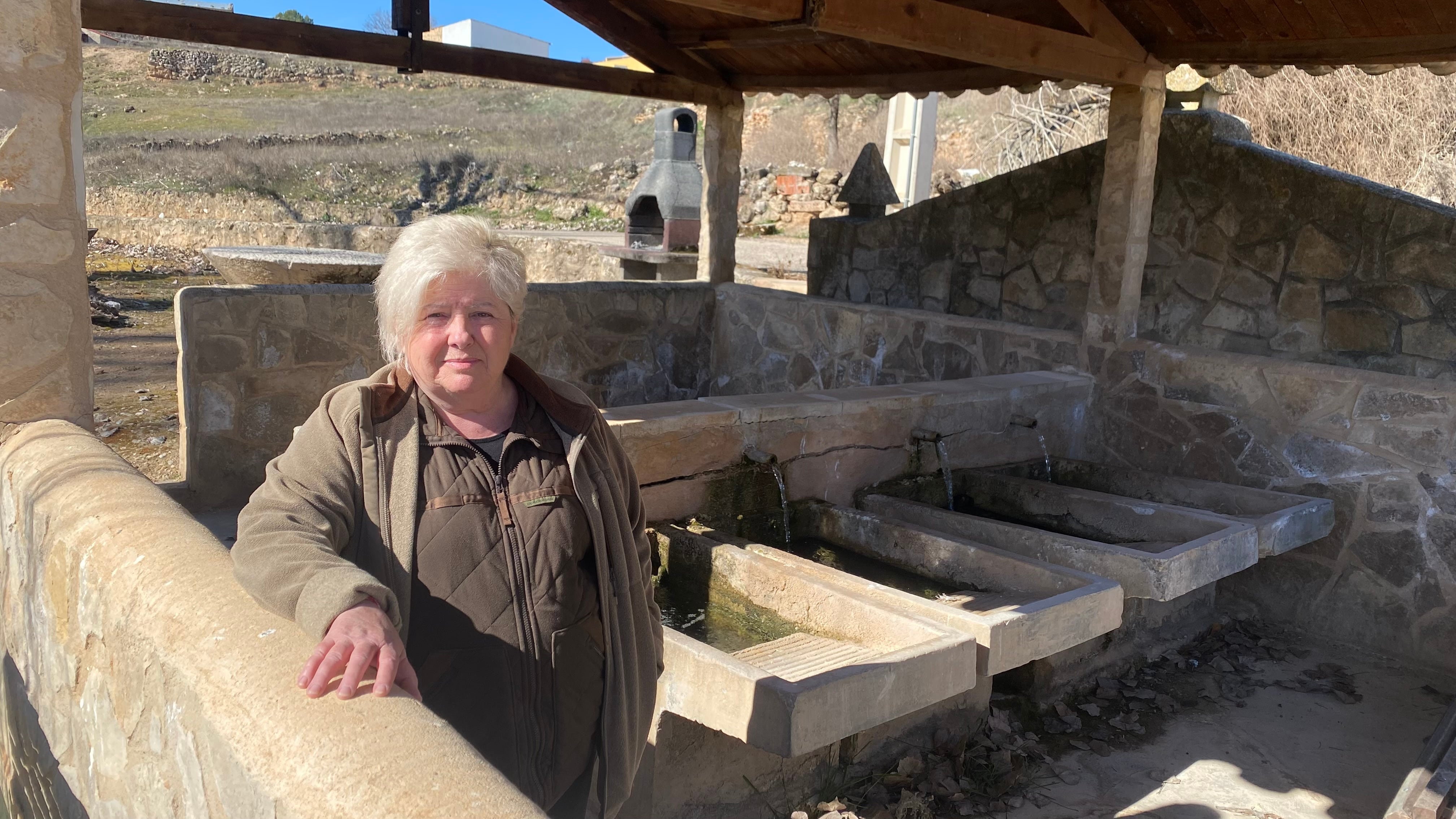 La alcaldesa de Buceigas, Rosa Carabaño, en el lavadero del pueblo.