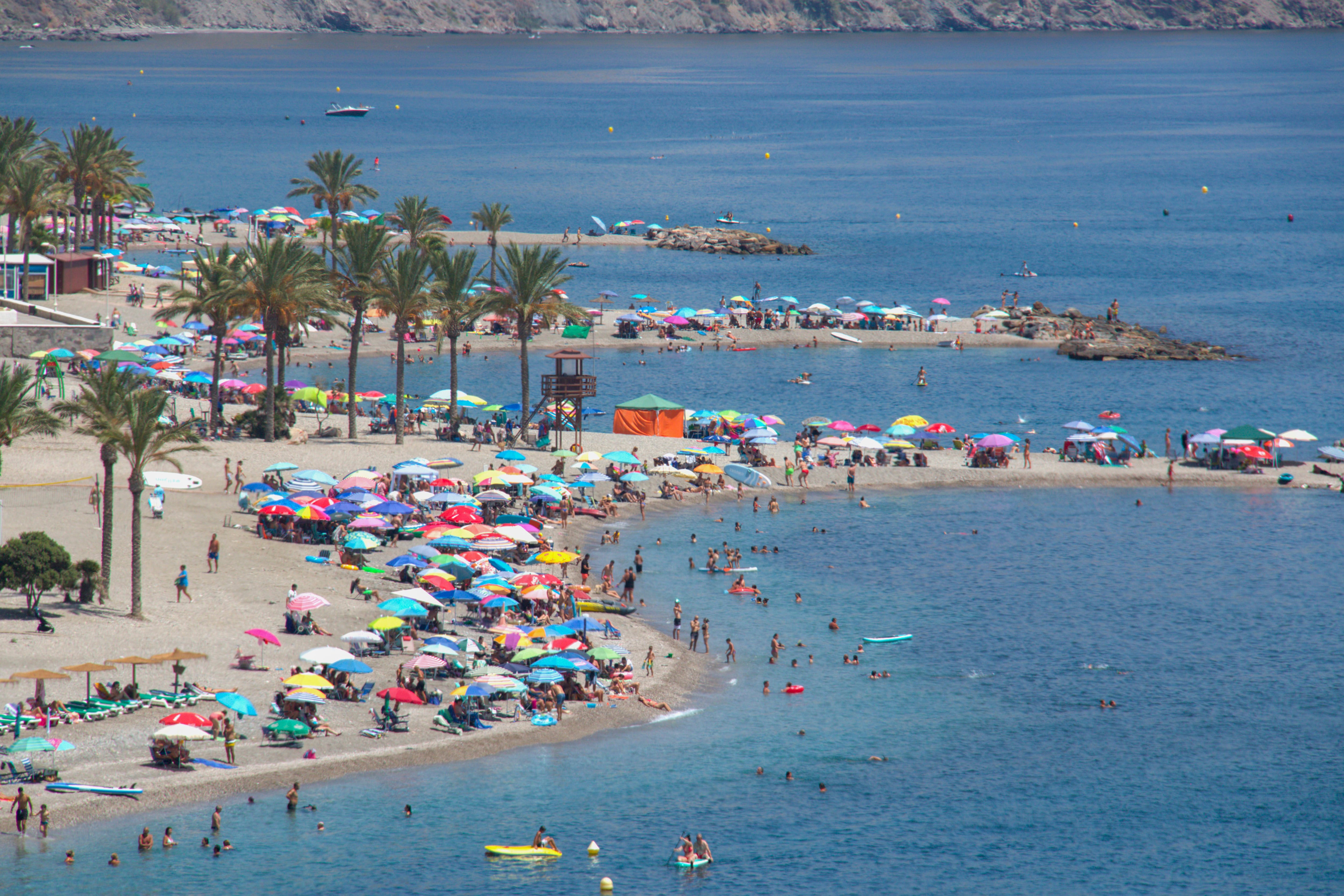 Gran ambiente de playas en la Costa de Granada en el segundo  fin de semana de agosto