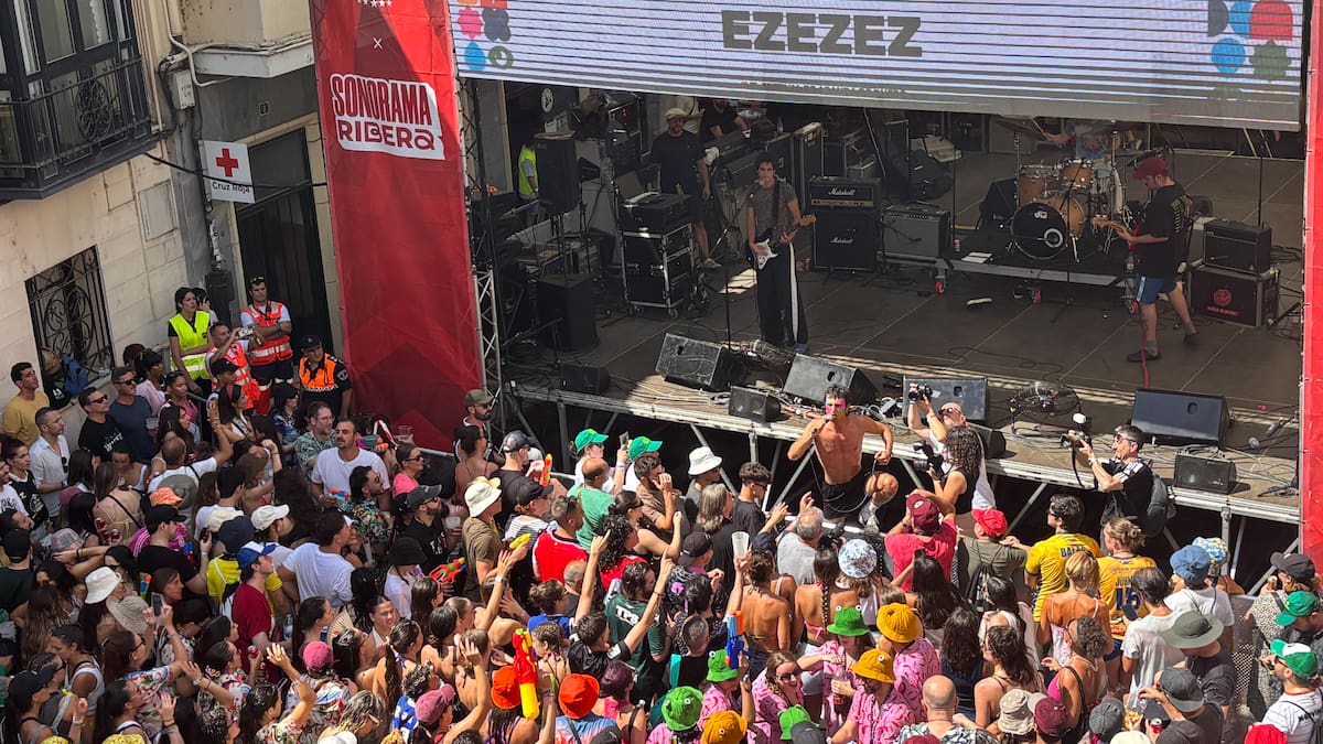 La Plaza del Trigo vibra en su jueves más multitudinario