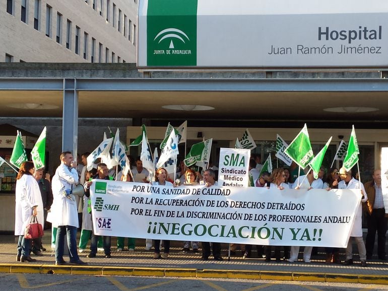 Protesta del Sindicato Médico a las puertas del Hospital Juan Ramón Jiménez.