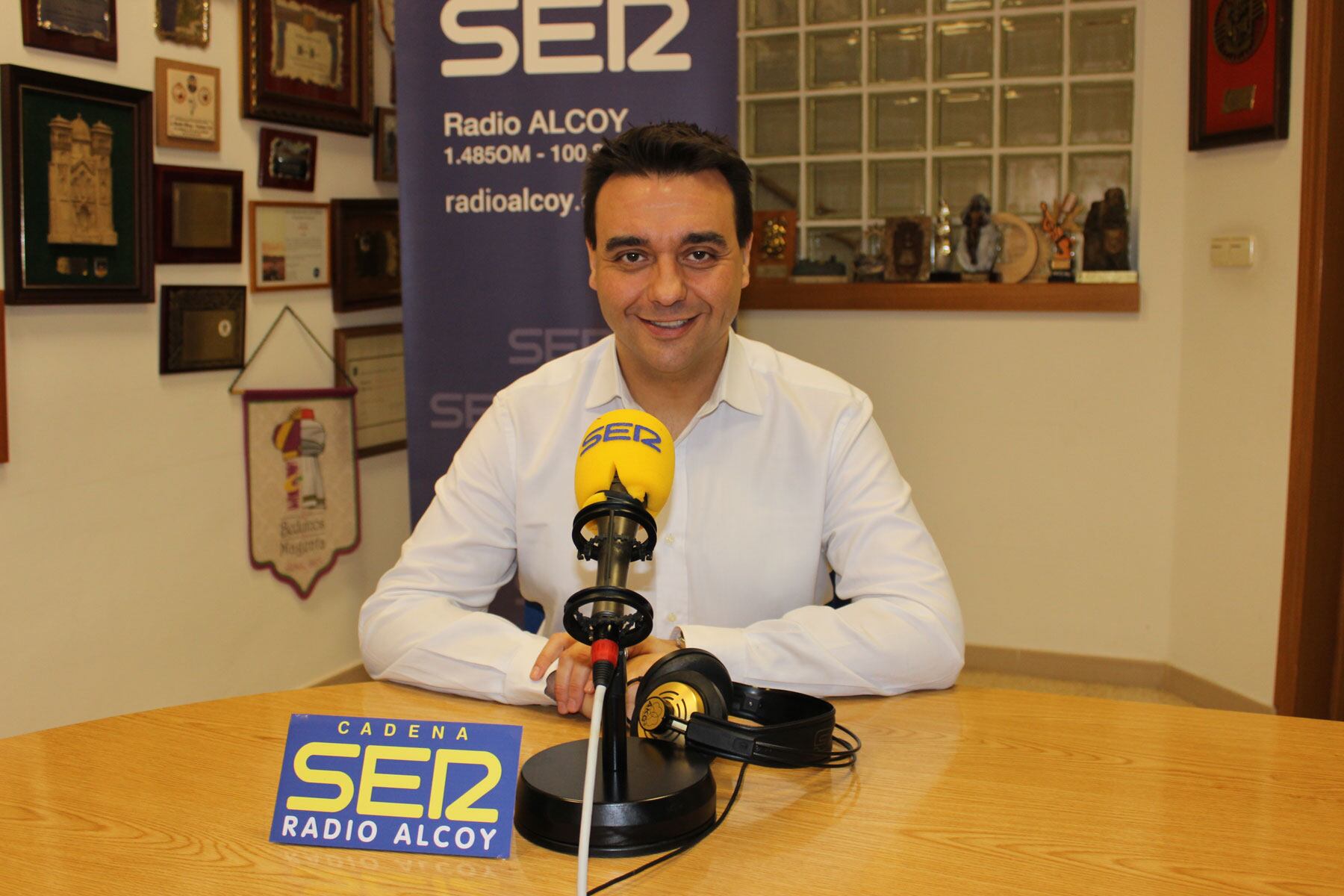 Jordi Bernàcer, en l'estudi central de Radio Alcoy