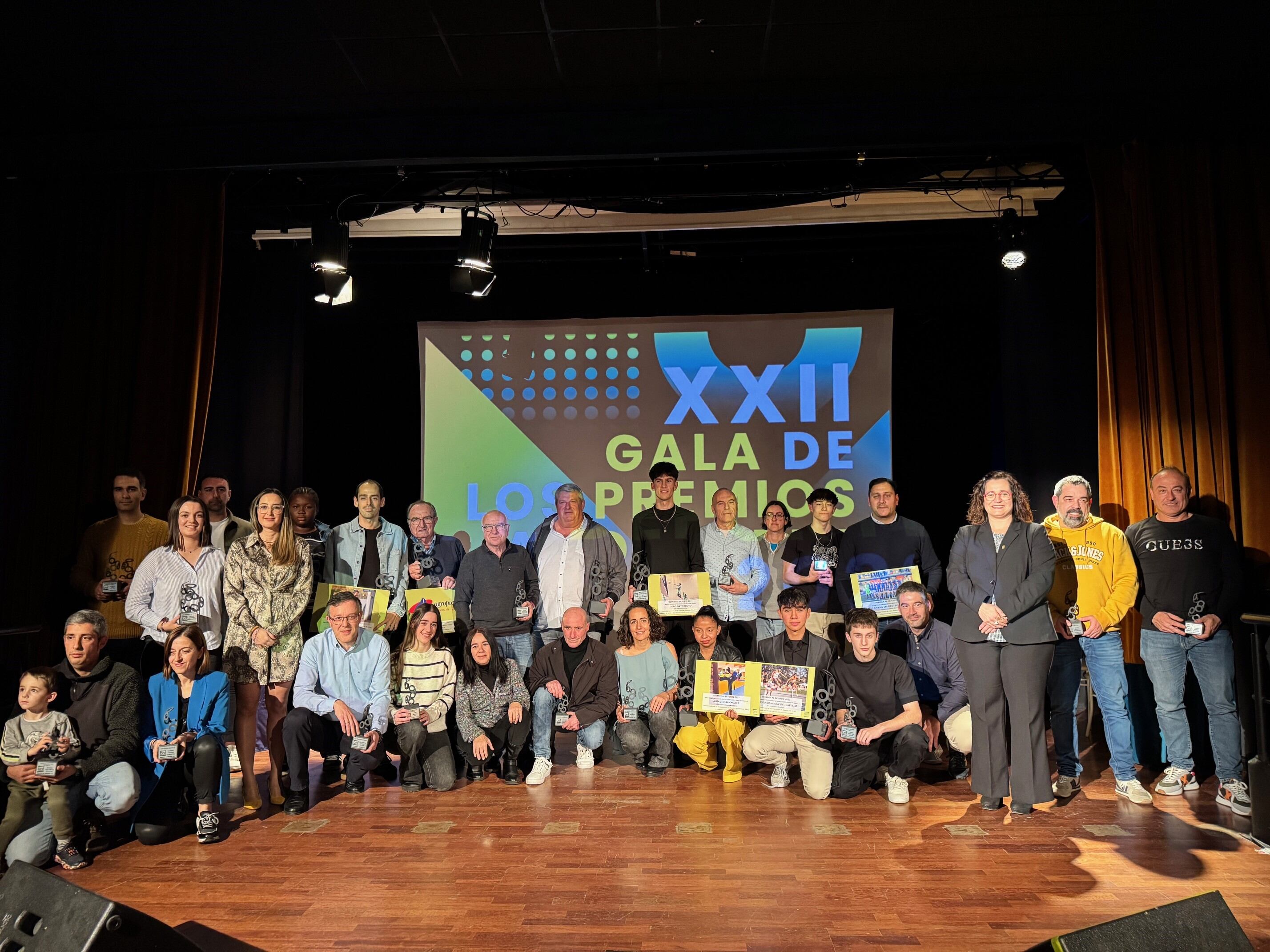 Foto de familia de los premiados. Foto: Ayto. Binéfar