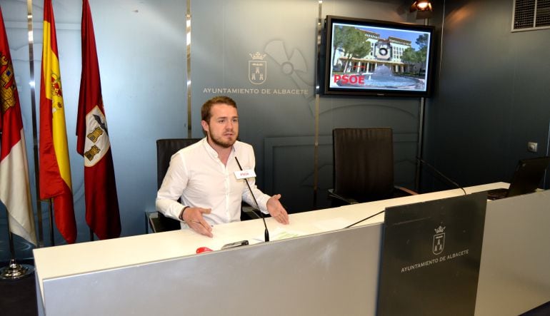 El concejal Manuel Martínez durante la rueda de prensa ofrecida este jueves