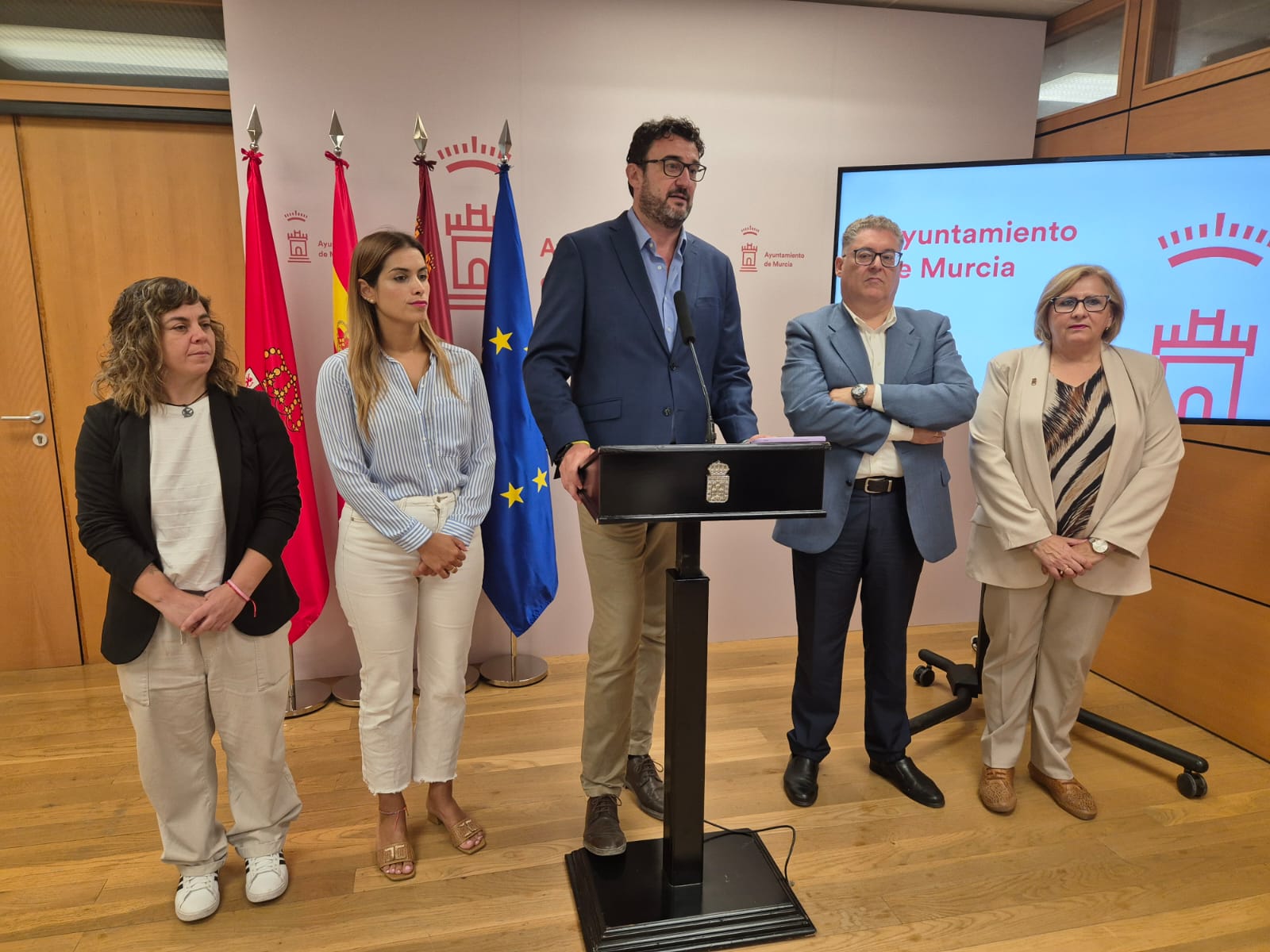 El portavoz del Grupo Municipal Socialista en el Ayuntamiento de Murcia, Ginés Ruiz, ofrece declaraciones en rueda de prensa