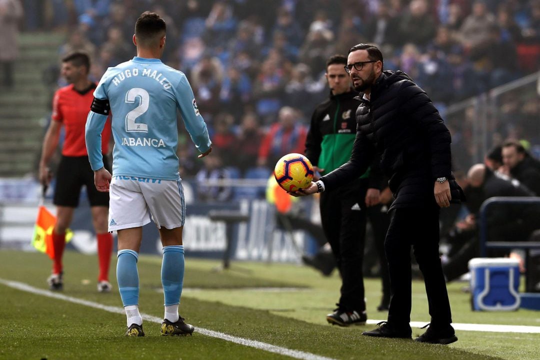 Hugo Mallo recoge el balón que le entrega el técnico del Getafe