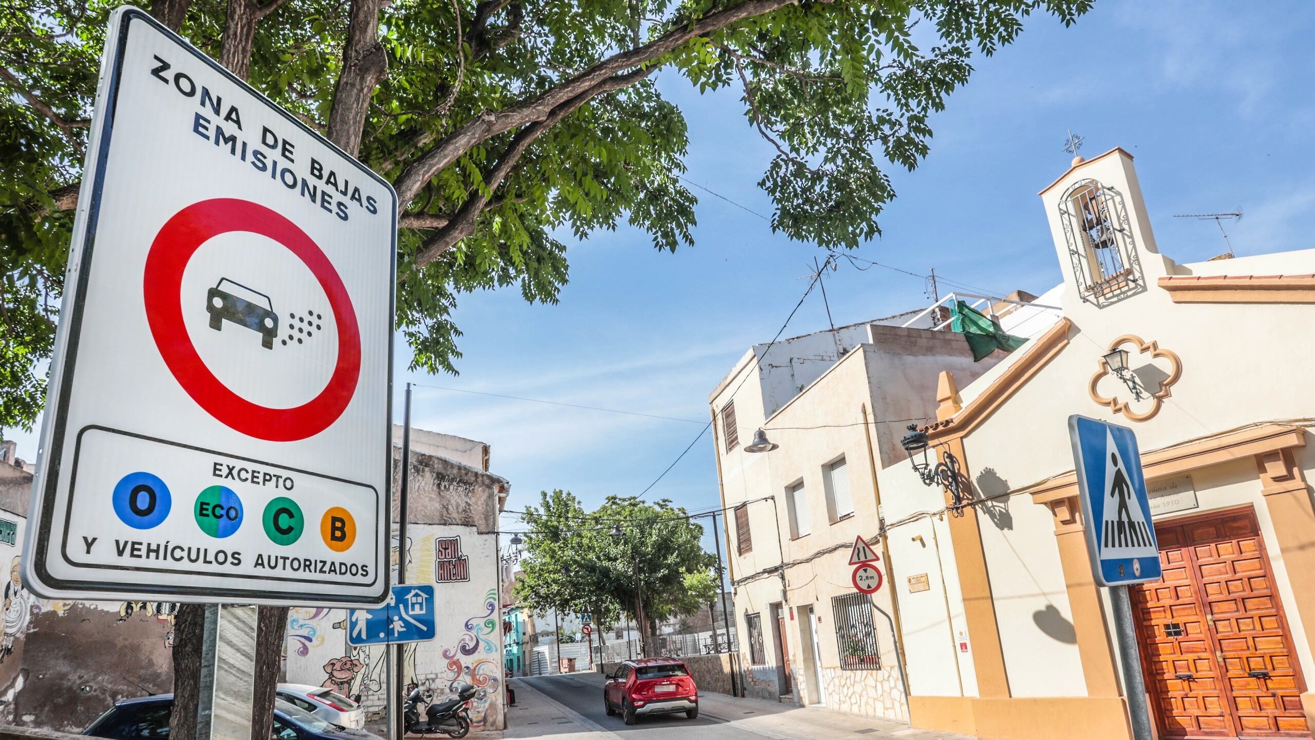 Señal de Zona de Bajas Emisiones frente a la ermita de San Antón de Elda