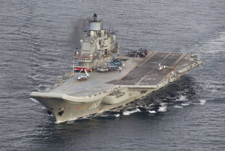 DAM03 MAR DEL NORTE .- Fotografía facilitada el 18 de octubre de 2016 por el escuadrón 333 de las Fuerzas Aéreas noruegas que muestra el portaaviones Admiral Kuznetsov en el Mar del Norte. Rusia comenzó hoy la reducción de su presencia militar en Siria co