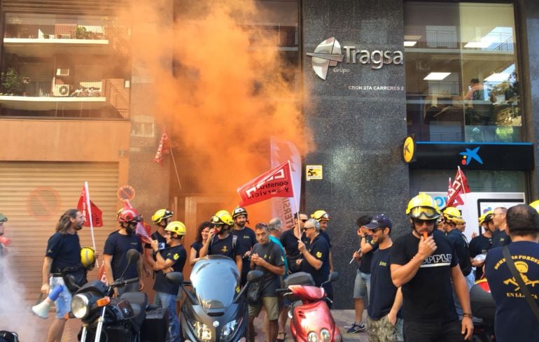 Bomberos forestales manifestándose frente a la sede de Tragsa