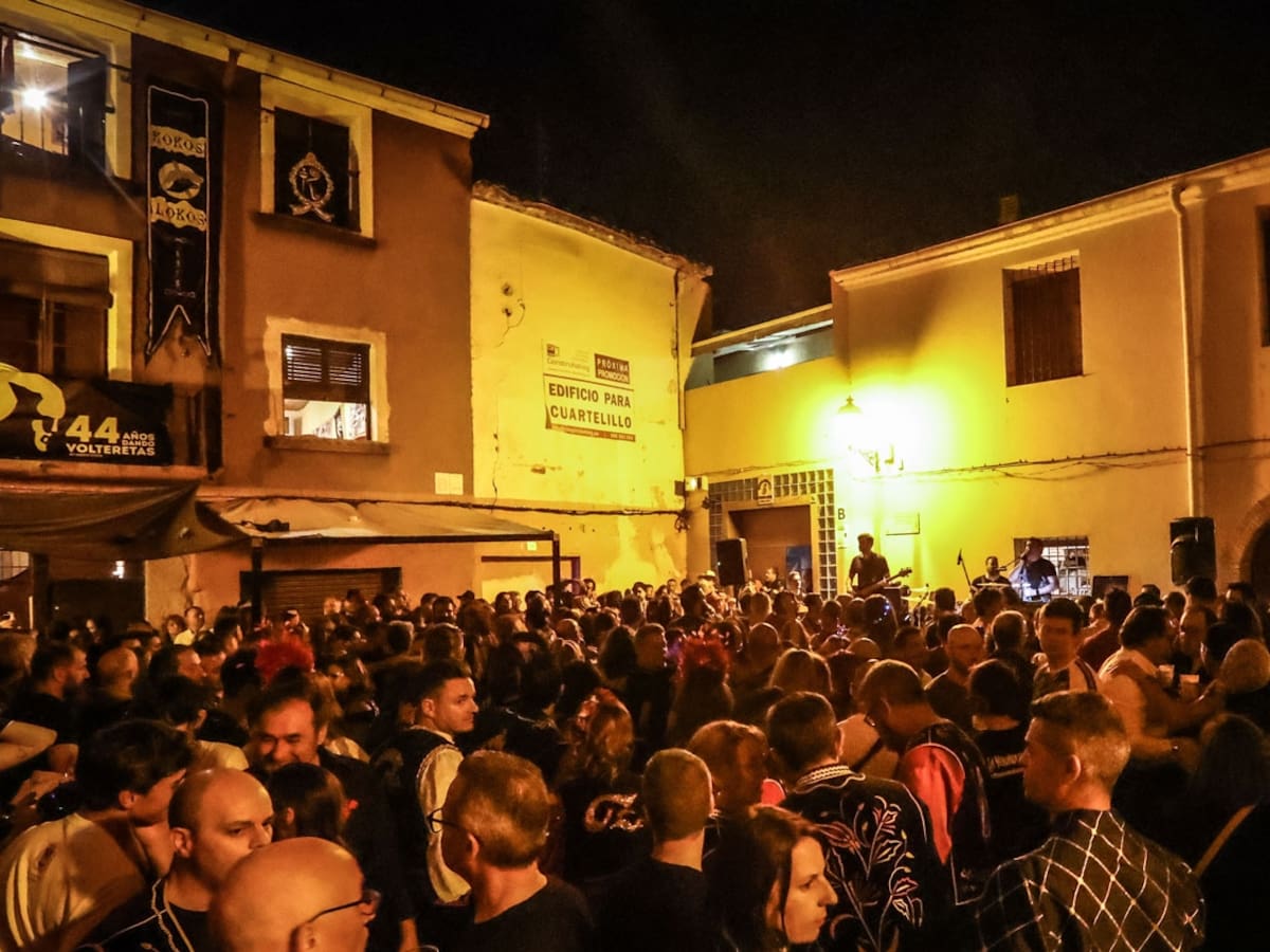 Vecinos de Elda exigen firmeza en la aplicación de la Ordenanza de Civismo por el uso de cuartelillos fuera de fiestas de Moros y Cristianos