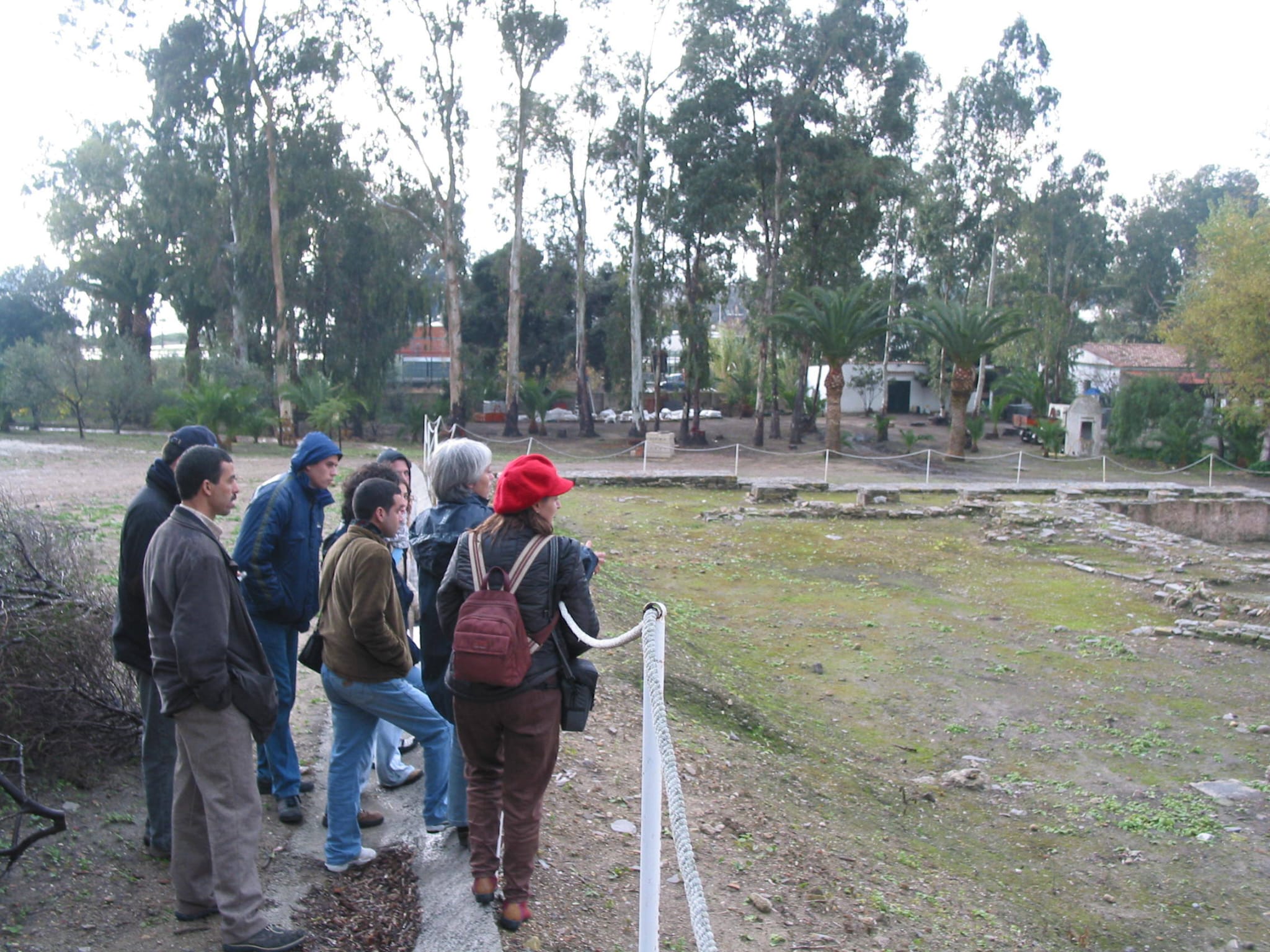 Visita al yacimiento arqueológico de Carteia donde la coordinadora margarita García explica a los participantes del I Seminario Hispano-Marroquí los pormenores de la ciudad romana.