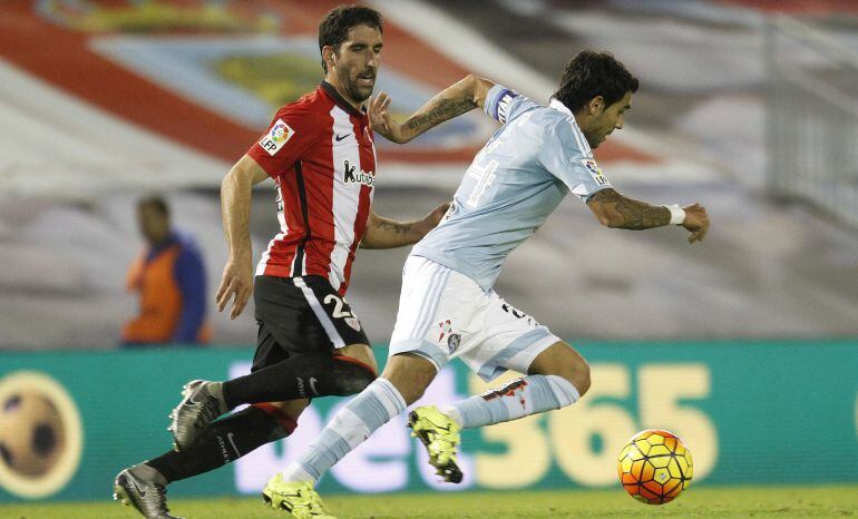 El centrocampista argentino del Celta de Vigo Augusto Fernández se escapa de Raúl García, del Athletic Club