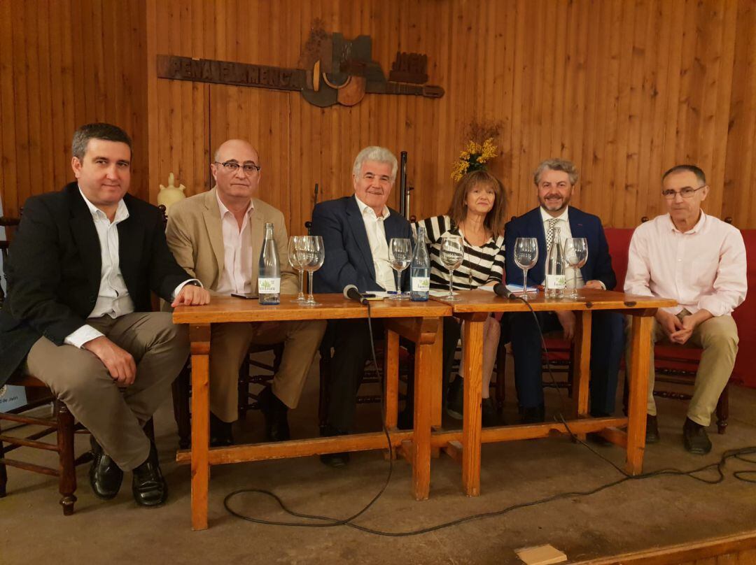 De izquierda a derecha: José Luis Adán, Manuel Palomo, Marcos Gutiérrez, Luz Almagro, Juan Espejo y Rafael Quintana, participantes en la mesa de la Peña Flamenca.