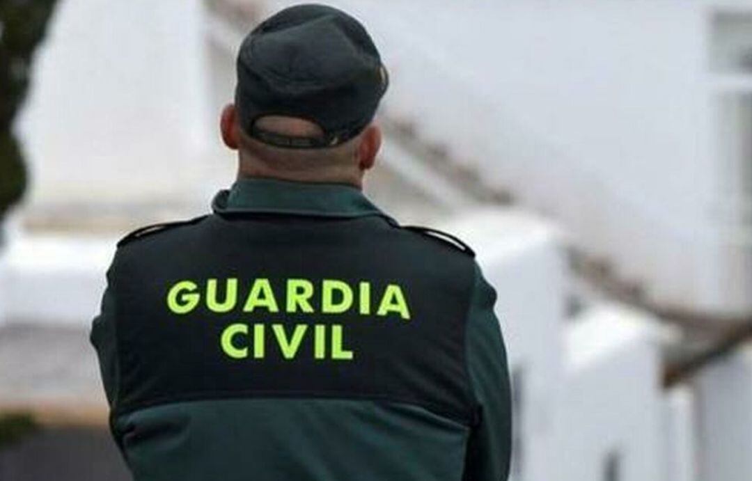 Un agente de la Guardia Civil