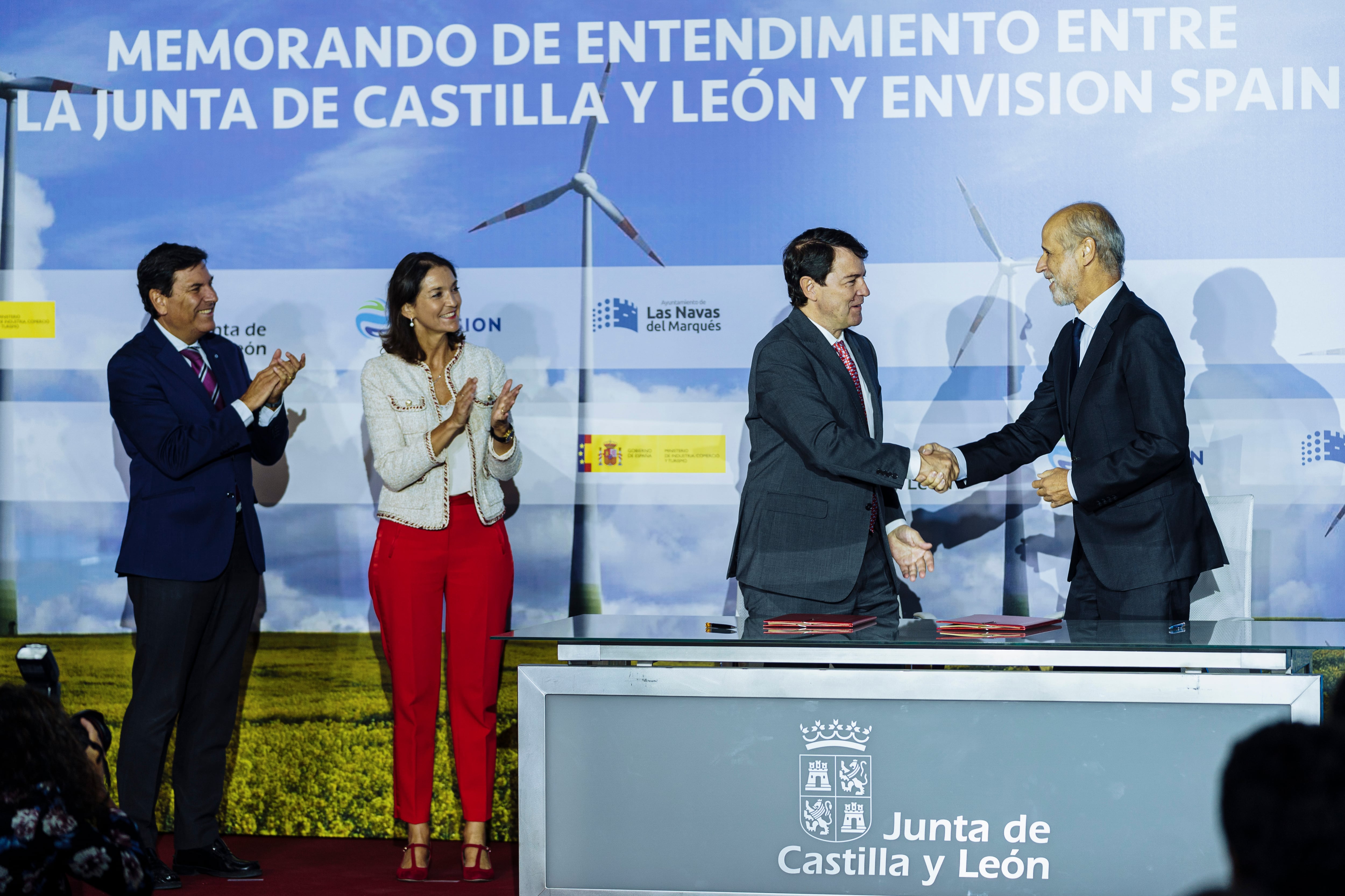 l presidente de la Junta de Castilla y León, Alfonso Fernández Mañueco (2d); el presidente de Envisión en España, José Domínguez (d); la ministra de Industria, Comercio y Turismo, Reyes Maroto (2i), y el consejero de Economía y Hacienda, Carlos Fernández Carriedo (i), durante el acto institucional de firma del Memorando de Entendimiento (MOU) entre el Gobierno autonómico y Envision Spain 