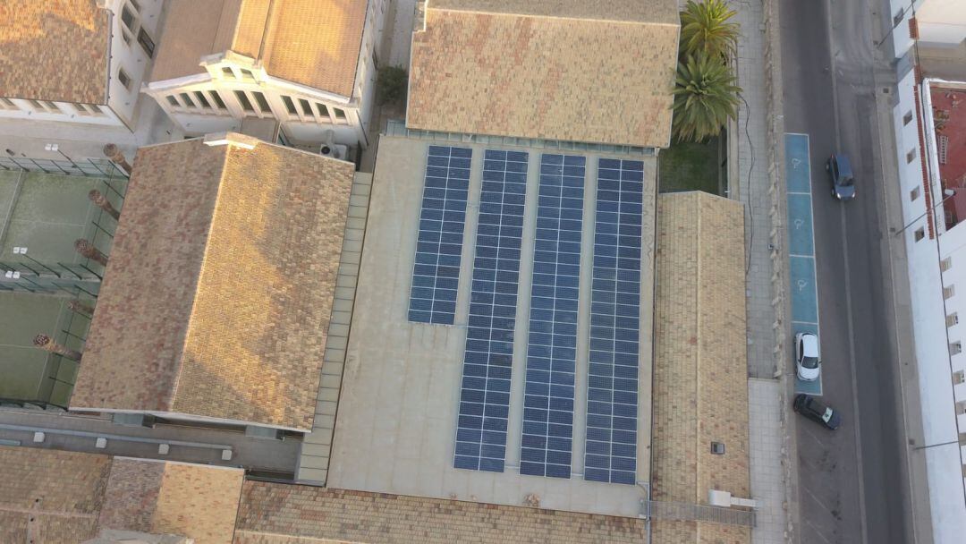 El Ayuntamiento instaló una planta fotovoltaica en el complejo deportivo Eduardo Latorre.