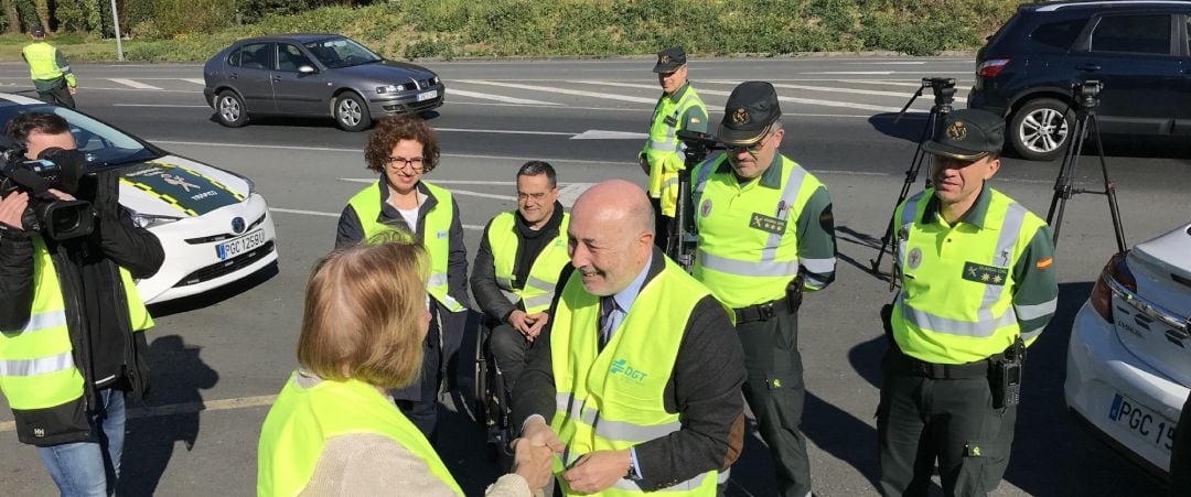 A DXT pon en marcha unha campaña de repartición de chalecos reflectores para reducir os atropelos en estradas galegas