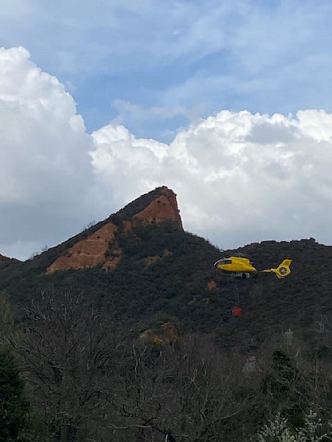 La brigada helitransportada interviene en un incendio declarado en el corazón de Las Médulas, 