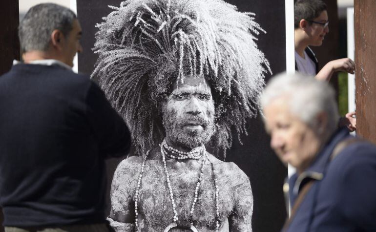 Parte de la exposición de Sebastiao Salgado "Génesis, Arte en la calle", en la plaza de la Virgen Blanca, en Vitoria. EFE/José Ramón Gómez