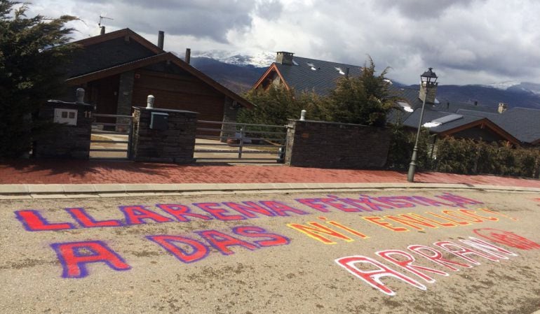 Pintadas en el domicilio de Llarena en Das