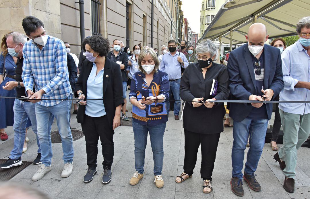 Las autoridades cortan la cinta inaugural de las 33 edición. 