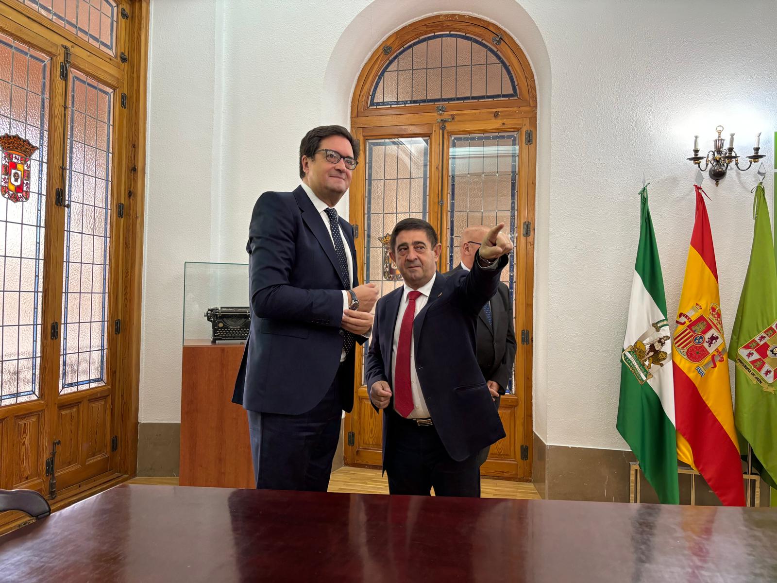 El ministro para la Transformación Digital y de la Función Pública, Óscar López y el presidente de la Diputación de Jaén, Paco Reyes.