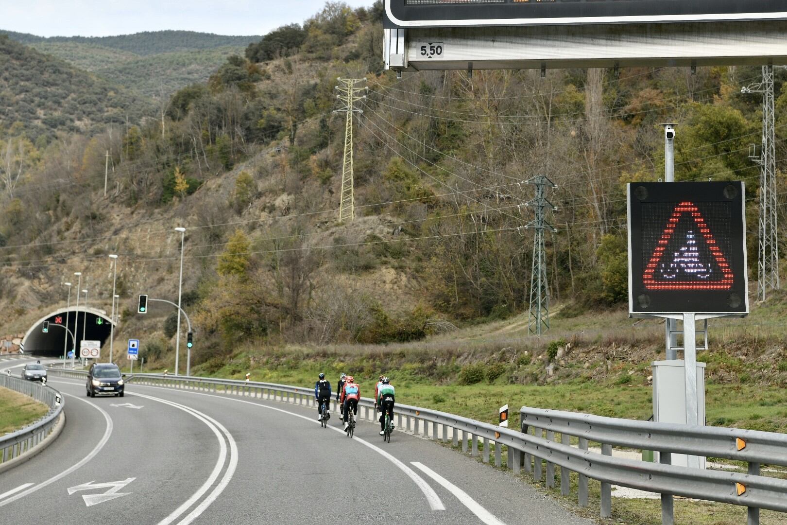 Sistema pioner d'alerta de presència de ciclistes en túnels. Foto: Servei Català de Trànsit.