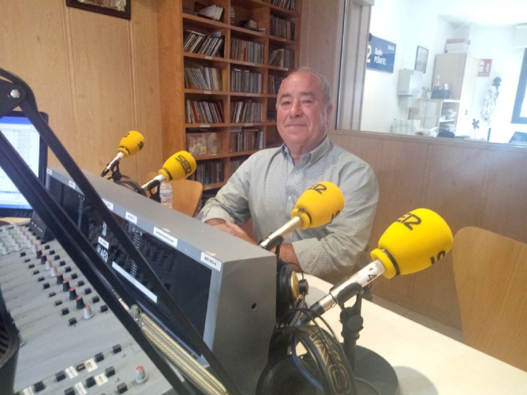 José Luis Posac en los estudios de Radio Peñafiel - Cadena SER.