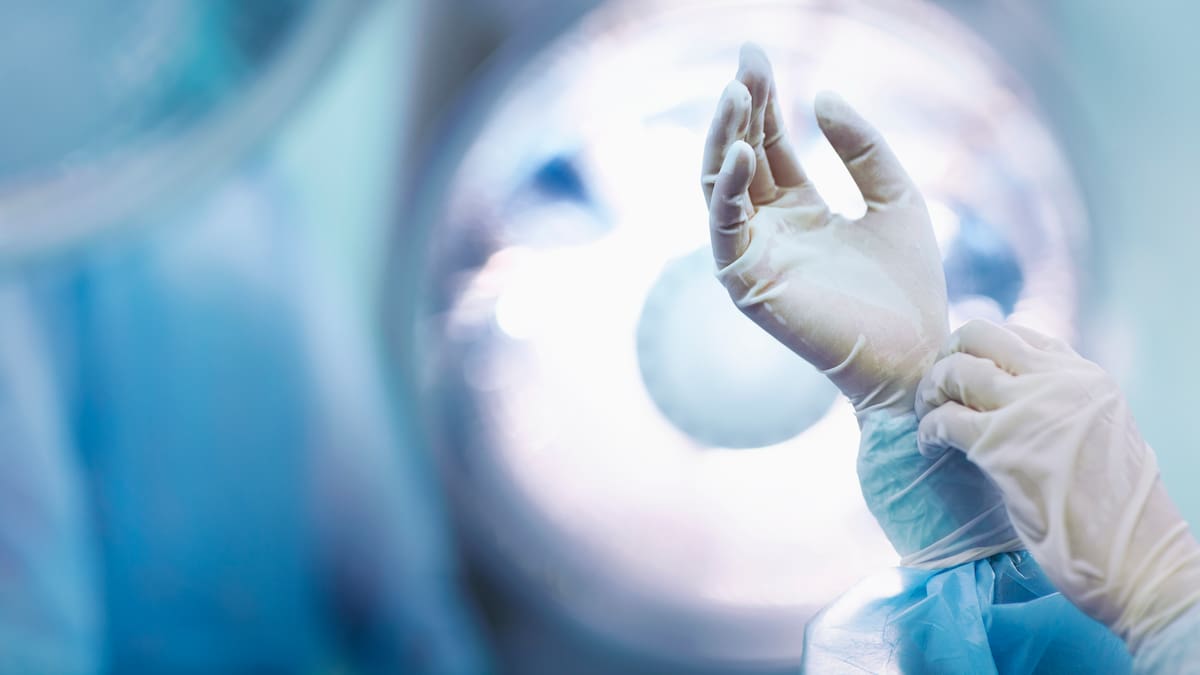 Los guantes de látex nacieron gracias a una historia de amor: todo comenzó a partir de una dermatitis