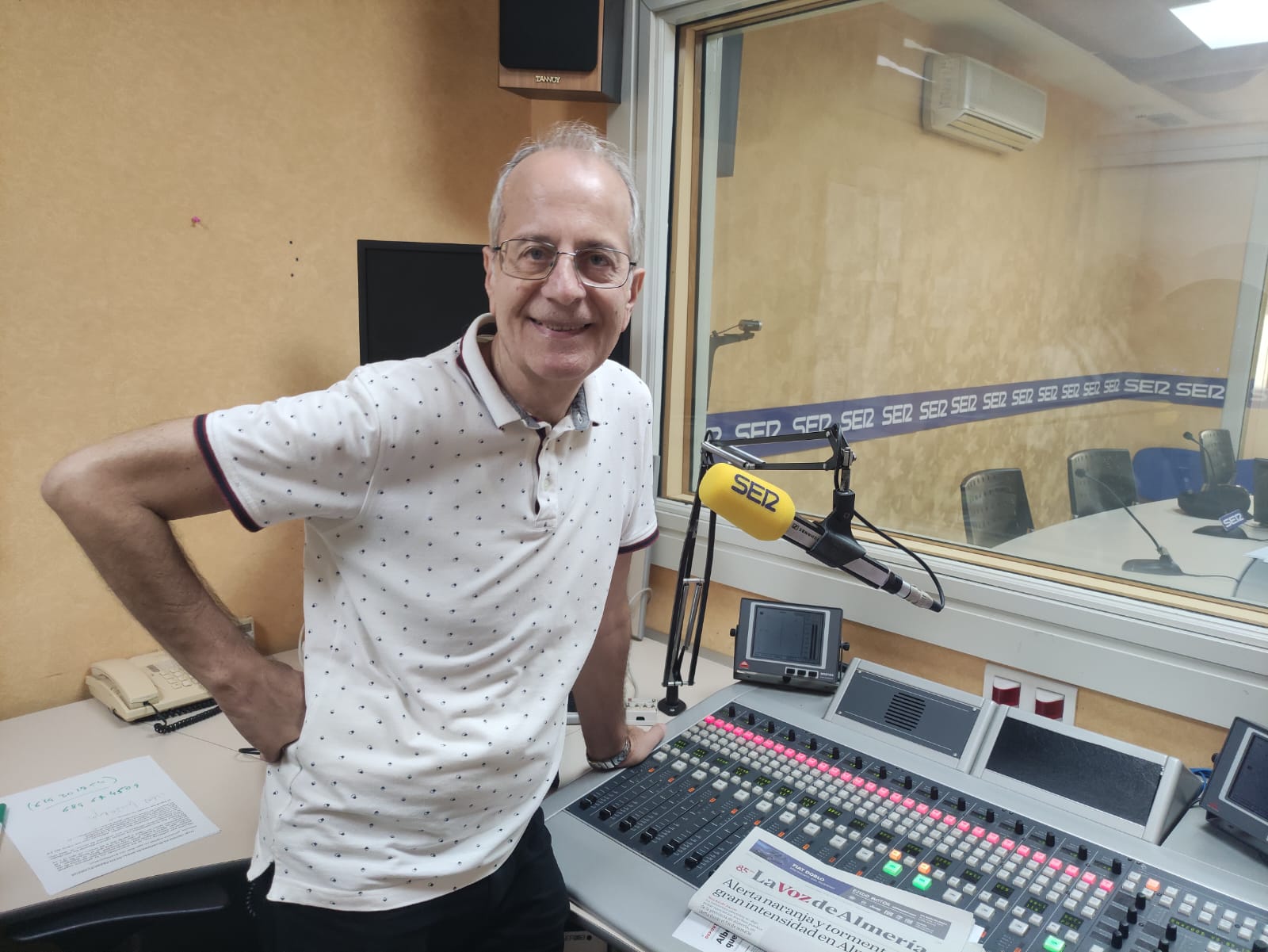 Tony Fernández en los estudios de la Cadena SER Almería.