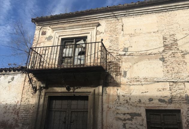 Imagen de la entrada principal de la Casa de los Vasco en la ciudad del vino