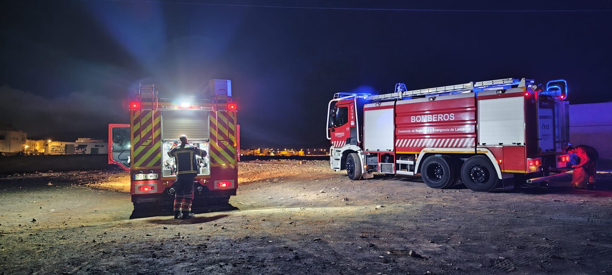 Camiones de bomberos en las inmediaciones de una estación depuradora de Arrecife, en Lanzarote.