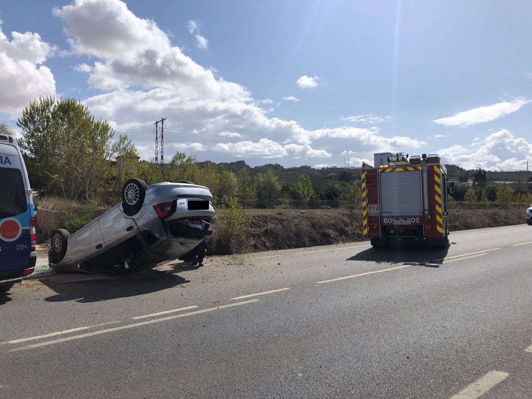 Los Bomberos de Guadix socorren a una persona atrapada tras el vuelco de un vehículo