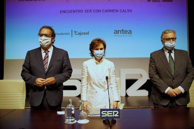 La vicepresidenta primera del Gobierno, Carmen Calvo, junto al presidente de la Fundación Cajasol, Antonio Pulido y el director de la Cadena SER Andalucía, Antonio Yélamo.