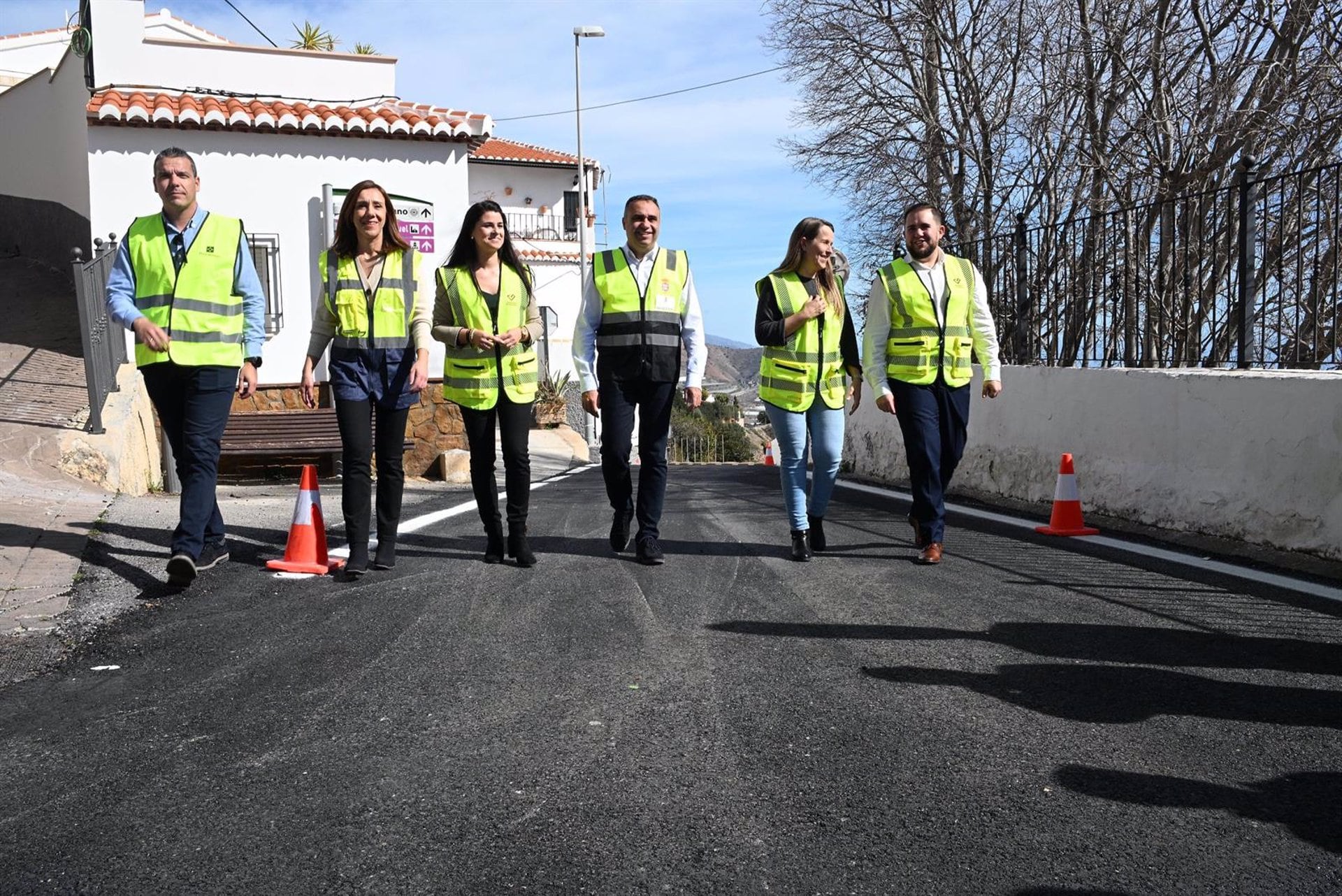 El presidente de la Diputación de Granada, Francis Rodríguez, junto al diputado de Obras Públicas y Vivienda, José Ramón Jiménez, y la alcaldesa de Gualchos-Castell de Ferro, Toñi Antequera, en la carretera GR-5209. - DIPUTACIÓNDE GRANADA