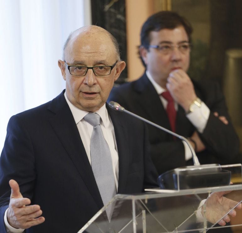  Cristóbal Montoro en presencia del presidente de la Junta de Extremadura, Guillermo Fernández Vara tras la firma del protocolo