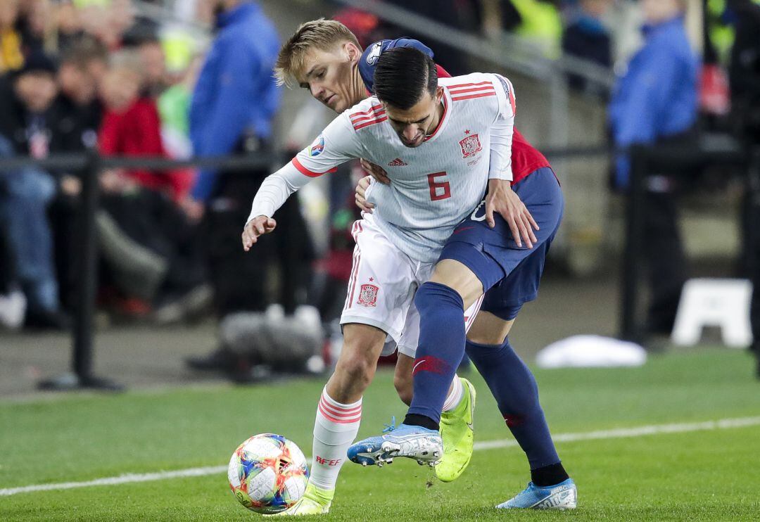 Ceballos y Odegaard, durante un partido internacional