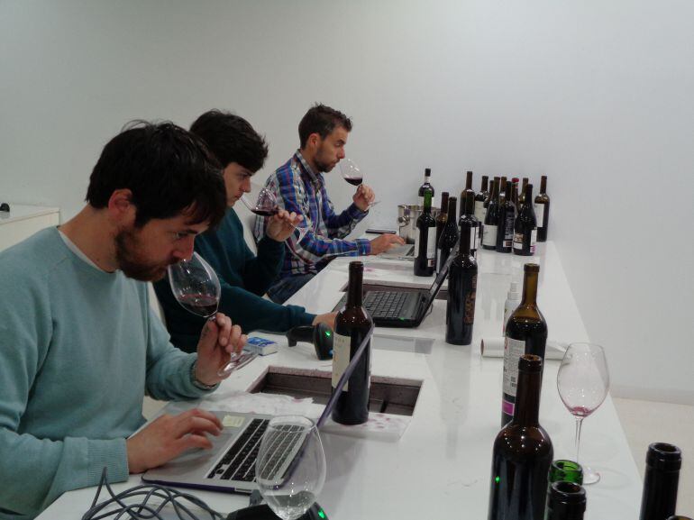 El equipo de cata de la Guía Peñín en plena cata de vinos en el Consejo Regulador Ribera del Duero