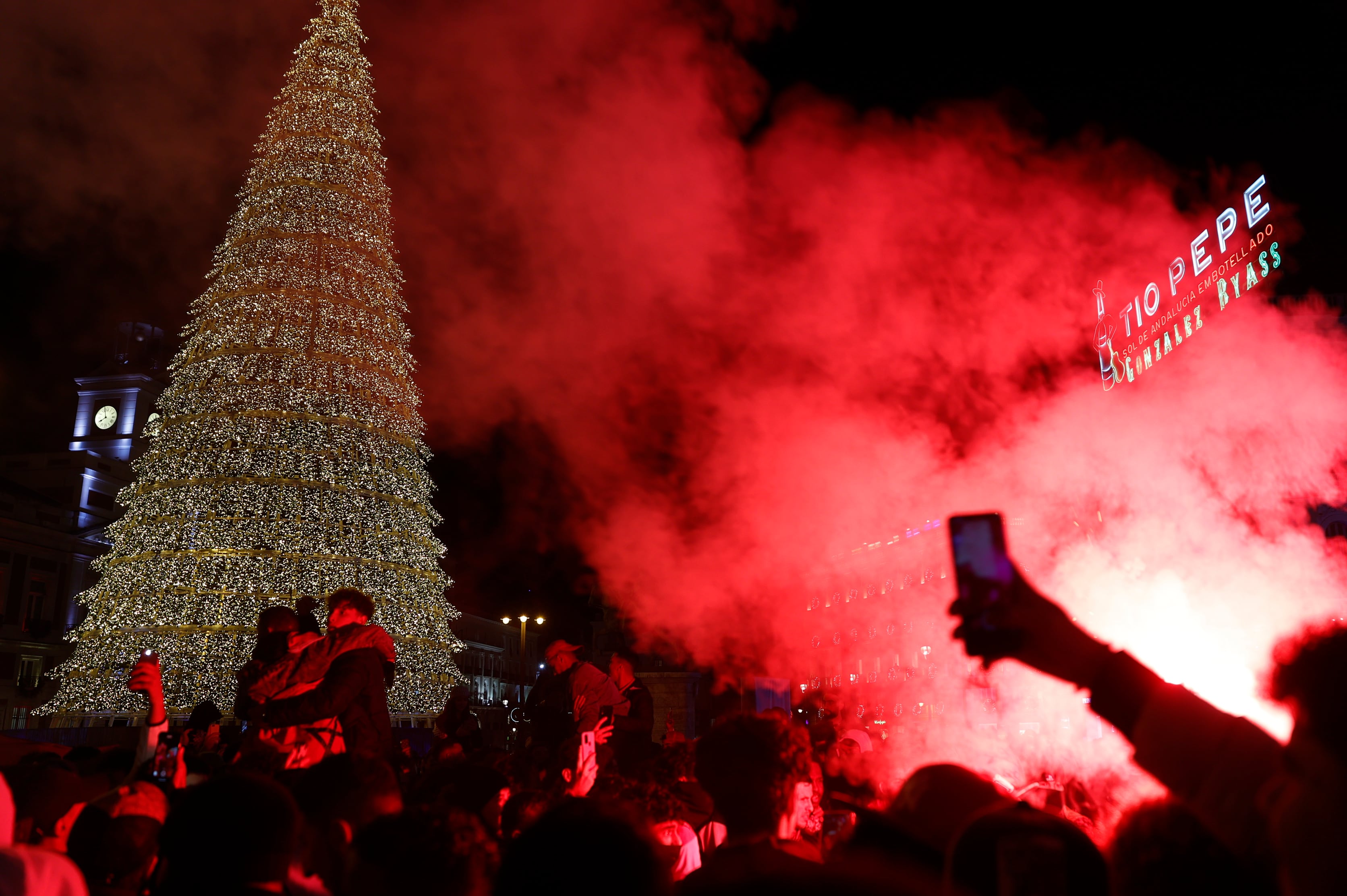 Aficionados marroquíes celebran la victoria en la madrileña Plaza del Sol, este martes al término del partido de octavos de final del Mundial de Qatar 2022 que ha enfrentado a Marruecos y España