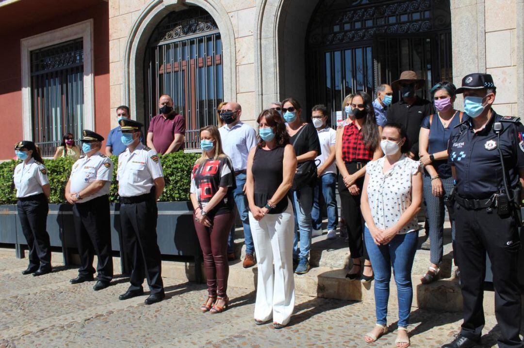 Minuto de silencio por Juliana, la mujer asesinada en Valdepeñas por el anciano al que cuidaba