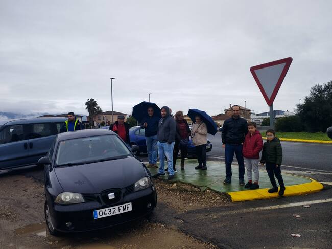 Vecinos de Córdoba que se han acercado a ver el despegue del Airbus 320 con destino a Praga.