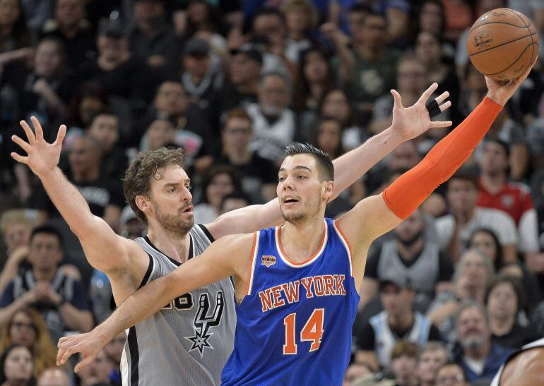 Pau Gasol defiende a Willy Hernangomez