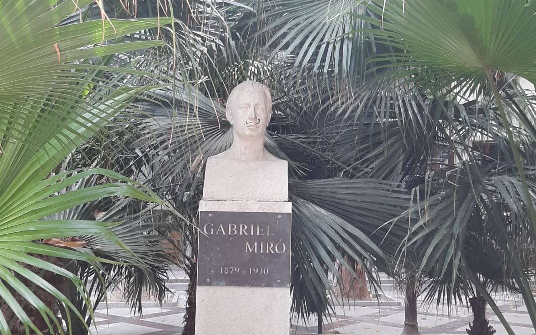 Detalle del acto vandálico sobre la estatua de Gabriel Miró