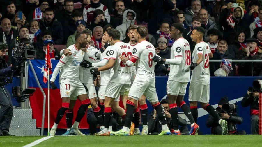 Los jugadores del Sevilla celebrando uno de los goles en el Metropolitano.