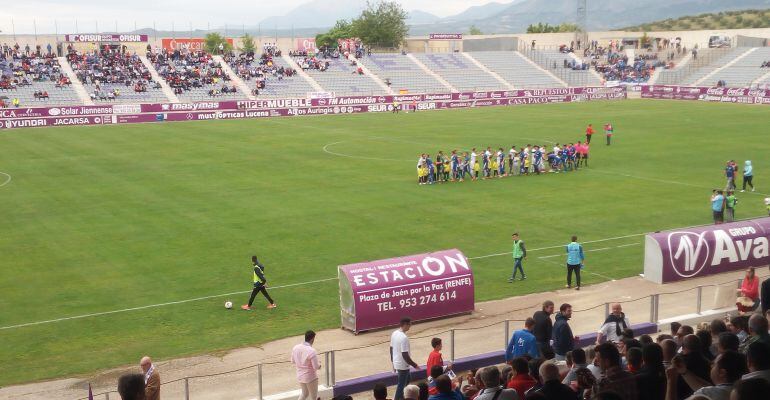 Jugadores del Real Jaén y Socuéllamos se saludan en el Estadio de La Victoria.