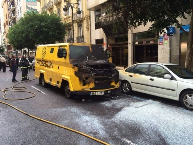 El furgón siniestrado en la Calle Colón