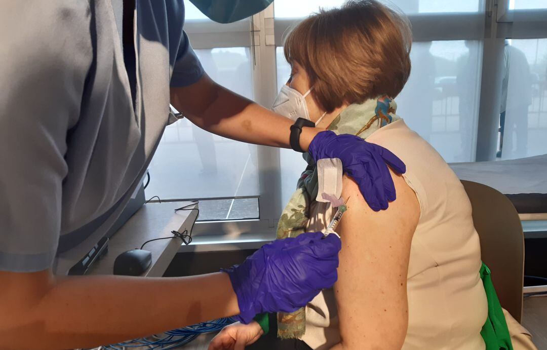 Una persona recibe la vacuna este martes, 27 de abril, en el Hospital del Henares. 